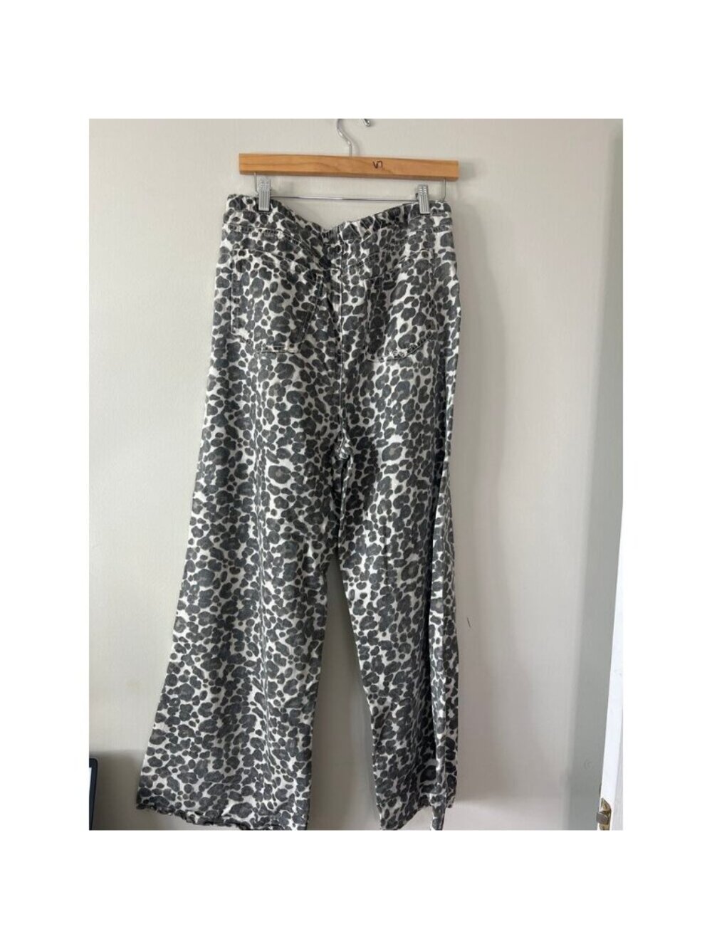 NEW Splendid Lounge Leopard Wide Leg Lounge Denim Jeans Gray White Size: Large - Picture 5 of 6